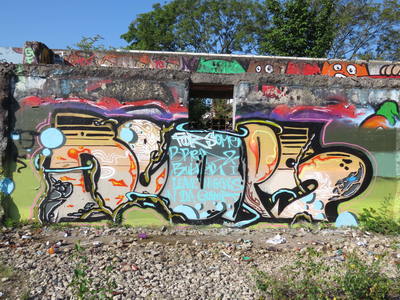833769 Afbeelding van een graffitikunstwerk met de gestileerde tekst 'BEAPS' uit 2017, op een muur langs het terrein ...